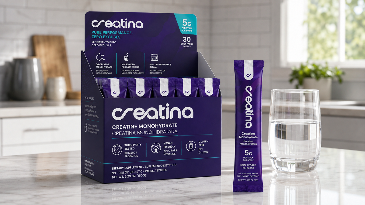 Creatina Daily 5g creatine monohydrate stick packs beside a glass of water in a bright kitchen
