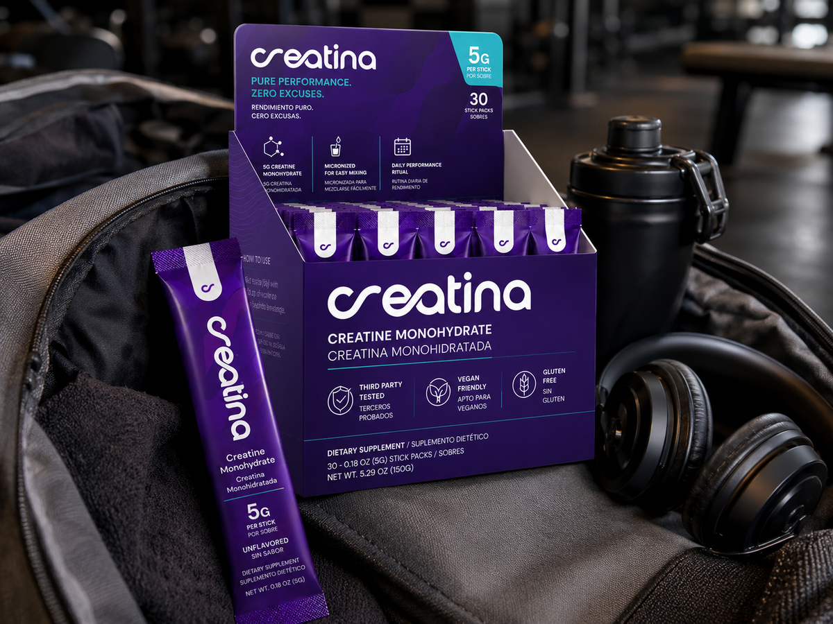 Creatina Daily 5g creatine monohydrate stick packs in a gym bag beside a shaker bottle and headphones